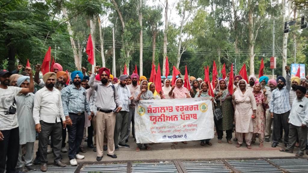 Forest workers enraged by nonpayment of salaries sent a memorandum to the Punjab government